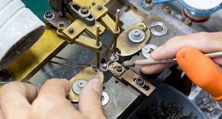 　漸進(jìn)多焦鏡，三個(gè)光區(qū)完美結(jié)合，一鏡解決看遠(yuǎn)看近