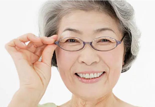 漸進老花鏡的正確佩戴方法 漸進老花鏡的正確佩戴方法