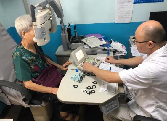 選配漸進(jìn)多焦老花鏡一定要做好眼部檢查 選配漸進(jìn)多焦老花鏡一定要做好眼部檢查